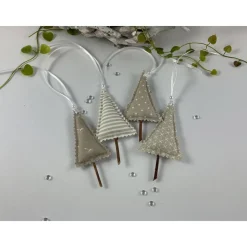 4er Set kleine Tannenbäume natur/taupe – Handgemachte Weihnachtsdeko & Geschenkanhänger