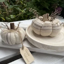 2er Set Kürbisse aus Baumwolle in Beige – Handgemachte Herbstdeko Landhausstil