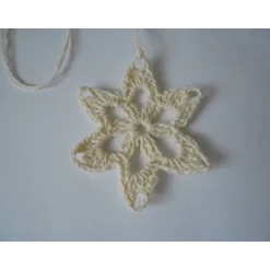 12er Set naturfarbene Häkelsterne – Handgemachte Baumwoll-Sterne als Weihnachtsdeko & Baumbehang