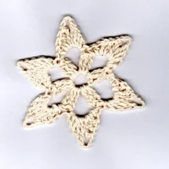 12er Set naturfarbene Häkelsterne – Handgemachte Baumwoll-Sterne als Weihnachtsdeko & Baumbehang