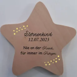 Erinnerung an ein Sternenkind, Geschenk für Sterneneltern, individuelle gestaltetes Trauergeschenk, Naturholz Stern