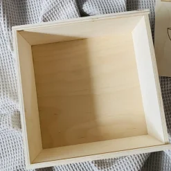 Erinnerungsbox zur Taufe aus Holz – 20x20 cm – mit Name, Datum, Motiv und Taufspruch