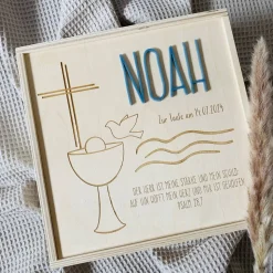 Erinnerungsbox zur Taufe aus Holz – 20x20 cm – mit Name, Datum, Motiv und Taufspruch