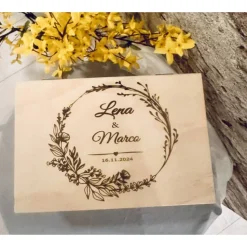 Erinnerungskiste Hochzeit Personalisiert - Hochzeitsgeschenk | Erinnerungskiste Holzkiste personalisiert Blumenkranz |