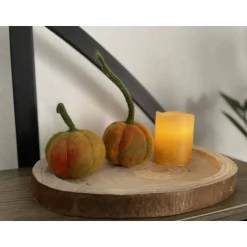 2er-Set kleine gefilzte Kürbisse mit den Stillen – handgemachte Herbstdeko aus Wollfilz, ca. 5 × 6 cm groß