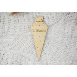 Erste Klasse Meilensteinkarte Herzchen aus Lindenholz – Perfekt zur Einschulung & als Geschenk, Schultütenform
