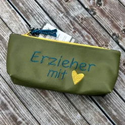 Erzieher mit Herz Federmäppchen grün Kunstleder als Abschiedsgeschenk