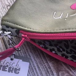 Erzieherin mit Herz Federmäppchen grün Kunstleder als Abschiedsgeschenk mit Leo