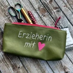 Erzieherin mit Herz Federmäppchen grün Kunstleder als Abschiedsgeschenk mit Leo