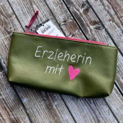 Erzieherin mit Herz Federmäppchen grün Kunstleder als Abschiedsgeschenk mit Leo