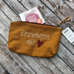 Erzieherin mit Herz Federmäppchen senf als Abschiedsgeschenk