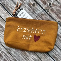 Erzieherin mit Herz Federmäppchen senf als Abschiedsgeschenk