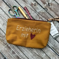 Erzieherin mit Herz Federmäppchen senf als Abschiedsgeschenk