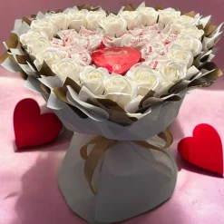 Essbarer Blumenstrauß - Raffaello Lindt von Herzen und weißen Seifenrosen