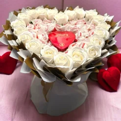 Essbarer Blumenstrauß - Raffaello Lindt von Herzen und weißen Seifenrosen
