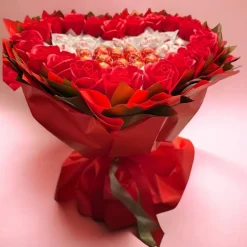 Essbarer Blumenstrauß - Raffaello Lindt Lindor und roten Seifenrosen