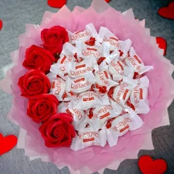 Essbarer Blumenstrauß- Handgemachtes personalisiertes Geschenk für Männer, Frauen. Strauß aus Pralinen, Raffaello, Seife