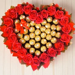 Essbarer Ferrero-Rocher-Strauß in Herzform mit roten Rosen – handgemachte Geschenkidee