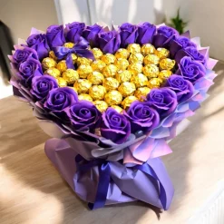 Essbarer Herz-Strauß mit Ferrero Rocher & lila Rosen – handgemachte Geschenkidee