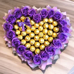 Essbarer Herz-Strauß mit Ferrero Rocher & lila Rosen – handgemachte Geschenkidee