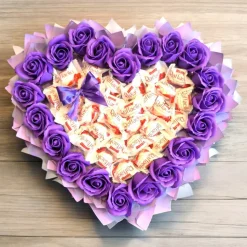 Essbarer Herz-Strauß mit Raffaello & lila Rosen – handgemachtes Pralinengeschenk