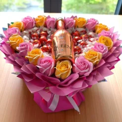 Essbarer Pralinen-Strauß mit Lindor, Raffaello & dekorativer Flasche „Today my name is Queen“