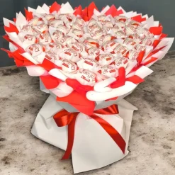 Essbarer Raffaello-Strauß – handgemachter Pralinen-Strauß in Weiß-Rot als Geschenkidee