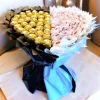 Essbarer Strauss in Herzform mit Ferrero Rocher und Raffaello – zweigeteilt