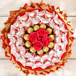 Essbarer Strauss mit Raffaello & Ferrero Rocher – Rot-Weiß-Gold, rund, handgemacht