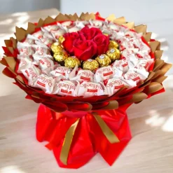 Essbarer Strauss mit Raffaello & Ferrero Rocher – Rot-Weiß-Gold, rund, handgemacht
