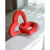 Ewige Liebe: Skulptur aus zwei ineinander verschlungenen roten Herzen Modernes Deko-Objekt