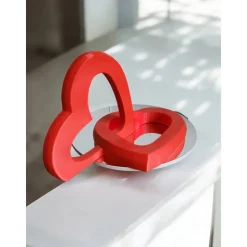 Ewige Liebe: Skulptur aus zwei ineinander verschlungenen roten Herzen Modernes Deko-Objekt