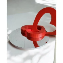 Ewige Liebe: Skulptur aus zwei ineinander verschlungenen roten Herzen Modernes Deko-Objekt