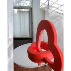 Ewige Liebe: Skulptur aus zwei ineinander verschlungenen roten Herzen Modernes Deko-Objekt