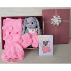 Exklusives Geschenkset für Neugeborene „Rosa Wölkchen“: Babydecke, Kuschelhase & Erstlingsausstattung