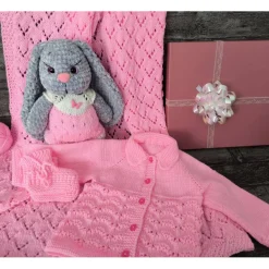 Exklusives Geschenkset für Neugeborene „Rosa Wölkchen“: Babydecke, Kuschelhase & Erstlingsausstattung