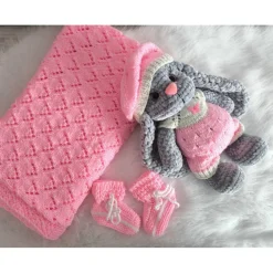 Exklusives Geschenkset für Neugeborene „Rosa Wölkchen“: Babydecke, Kuschelhase & Erstlingsausstattung