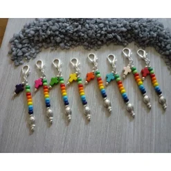 Farbenfrohe Gastgeschenke 8er Set – Charms mit Kreuz & Fisch, Regenbogenfarben, Howlith, ca. 7 cm