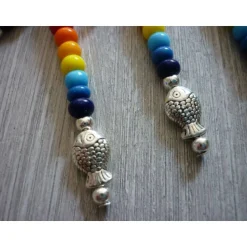 Farbenfrohe Gastgeschenke 8er Set – Charms mit Kreuz & Fisch, Regenbogenfarben, Howlith, ca. 7 cm