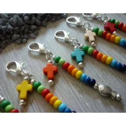 Farbenfrohe Gastgeschenke 8er Set – Charms mit Kreuz & Fisch, Regenbogenfarben, Howlith, ca. 7 cm