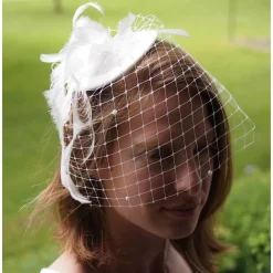 Fascinator, Sinamay mit Federn und Schleier
