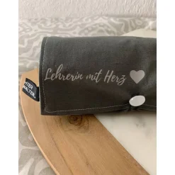 Federmäppchen grau personalisiert Schule Stiftemäppchen mit Gummiband, Geschenk Studentin Lehrerin Schülerin