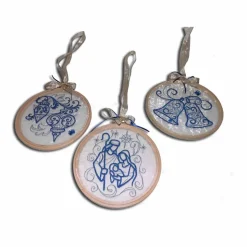 Fensterschmuck für Advent Weihnachten filigrane Weihnachtsglocken bestickte Fensterbilder im Stickrahmen groß Weihnachtsdeko X-Mas weihnachtliche Dekoration