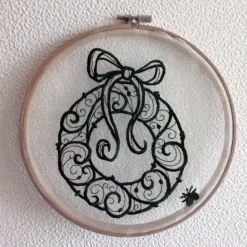 Fensterschmuck für Weihnachten Adventskranz bestickte Fensterbilder im Stickrahmen mittelgroß Weihnachtsdeko X-Mas weihnachtliche Dekoration