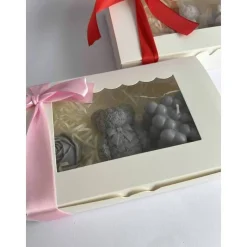 Fertige Geschenkbox zum Valentinstag mit Teddy, Rosen Kerzen & Herzbubble liebevoll verpackt und bereit zum Verschenken