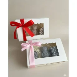 Fertige Geschenkbox zum Valentinstag mit Teddy, Rosen Kerzen & Herzbubble liebevoll verpackt und bereit zum Verschenken