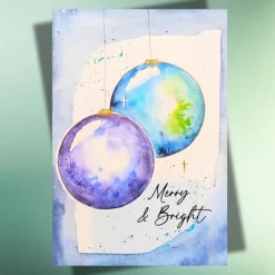 Festliche Weihnachtskarte „Merry & Bright“ mit Christbaumkugeln –  Postkarte oder Klappkarte auf Kraftpapier