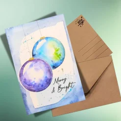 Festliche Weihnachtskarte „Merry & Bright“ mit Christbaumkugeln –  Postkarte oder Klappkarte auf Kraftpapier
