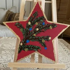 Festlicher Holzstern, Adventszweig auf rotem Grund, bemalter und verzierter Holzstern