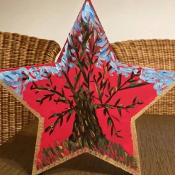 Festlicher Holzstern, winterlicher Baum und Himmel, bemalter und verzierter Holzstern